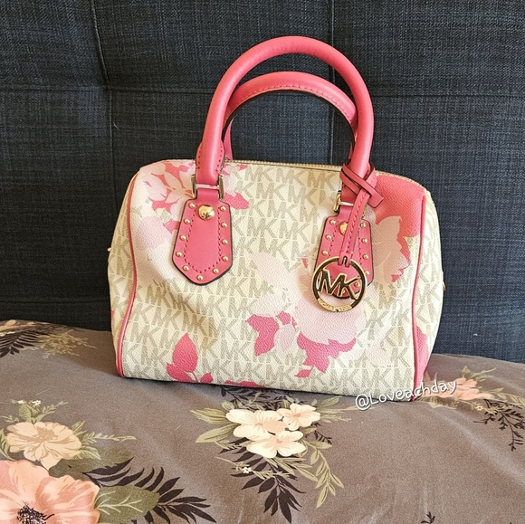 Michael Kors Handbags - 💗 Michael Kors Aria Small Satchel